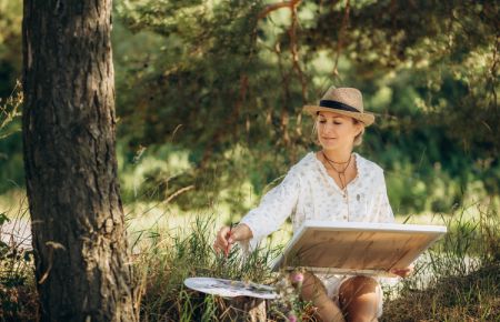 frau-schafft-kunst-in-der-natur