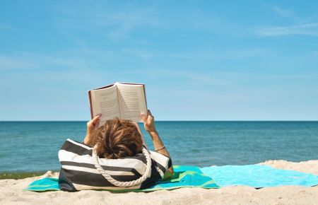 zomers-texel-vrouw-leest-boek-op-strand