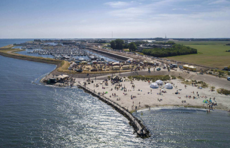 Waddenstrandje in Oudeschild, het decor van het jaarlijkse Beach Food Festival