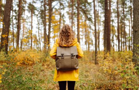 texel-vrouw-rugzak-in-het-bos