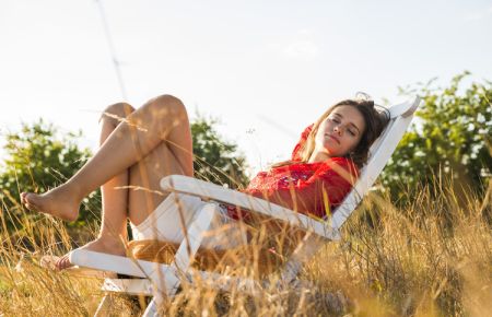 texel-vrouw-relaxen-in-september-zon